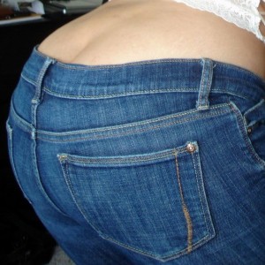Kitty shows off her round ass in tight jeans