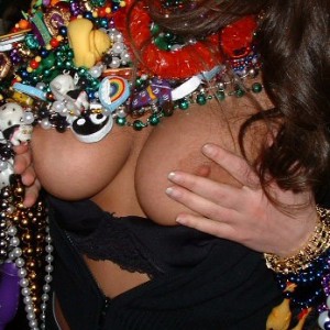 Drunk girls love to show their tits for beads