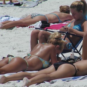 Candid pictures of girls at the beach